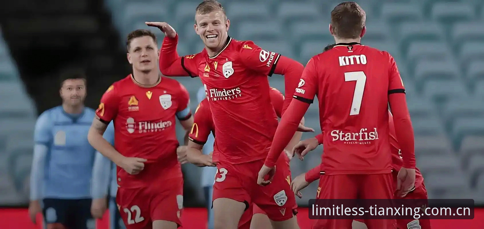 维拉3-0弗赖堡捧杯，埃梅里为何被称作“欧联杯之王”？